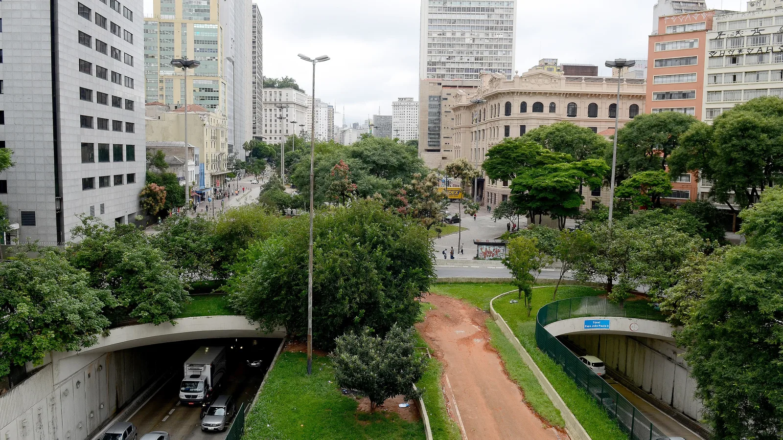 Entradas do túnel do Anhangabaú sob o vale, no centro de São Paulo