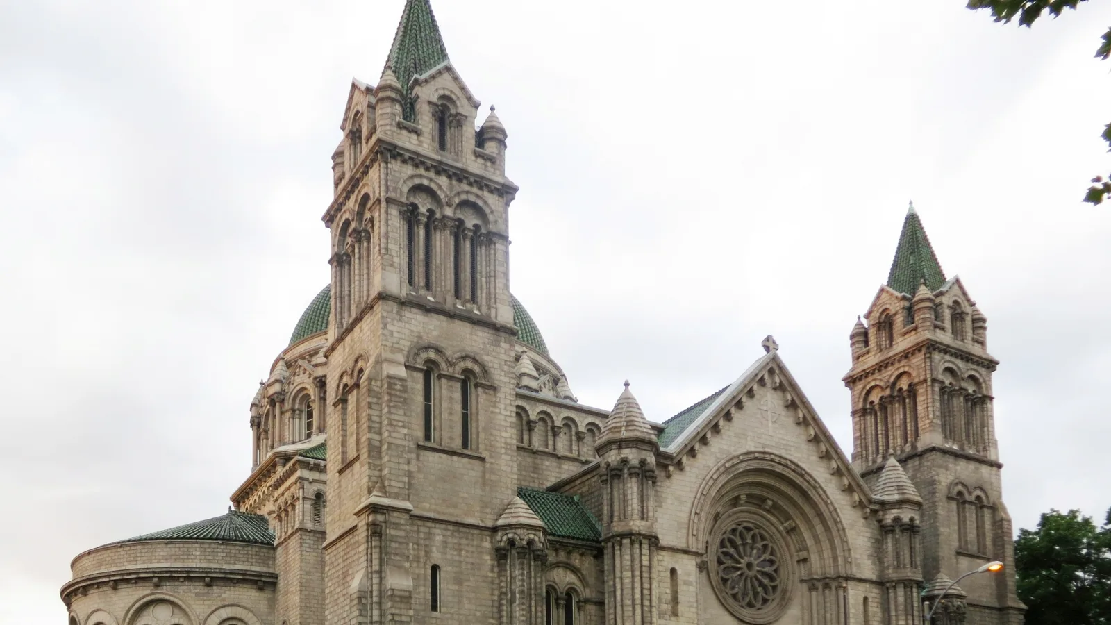 Fachada da Catedral Basílica de São Luís, no Missouri, com torres de pedra e cúpula verde