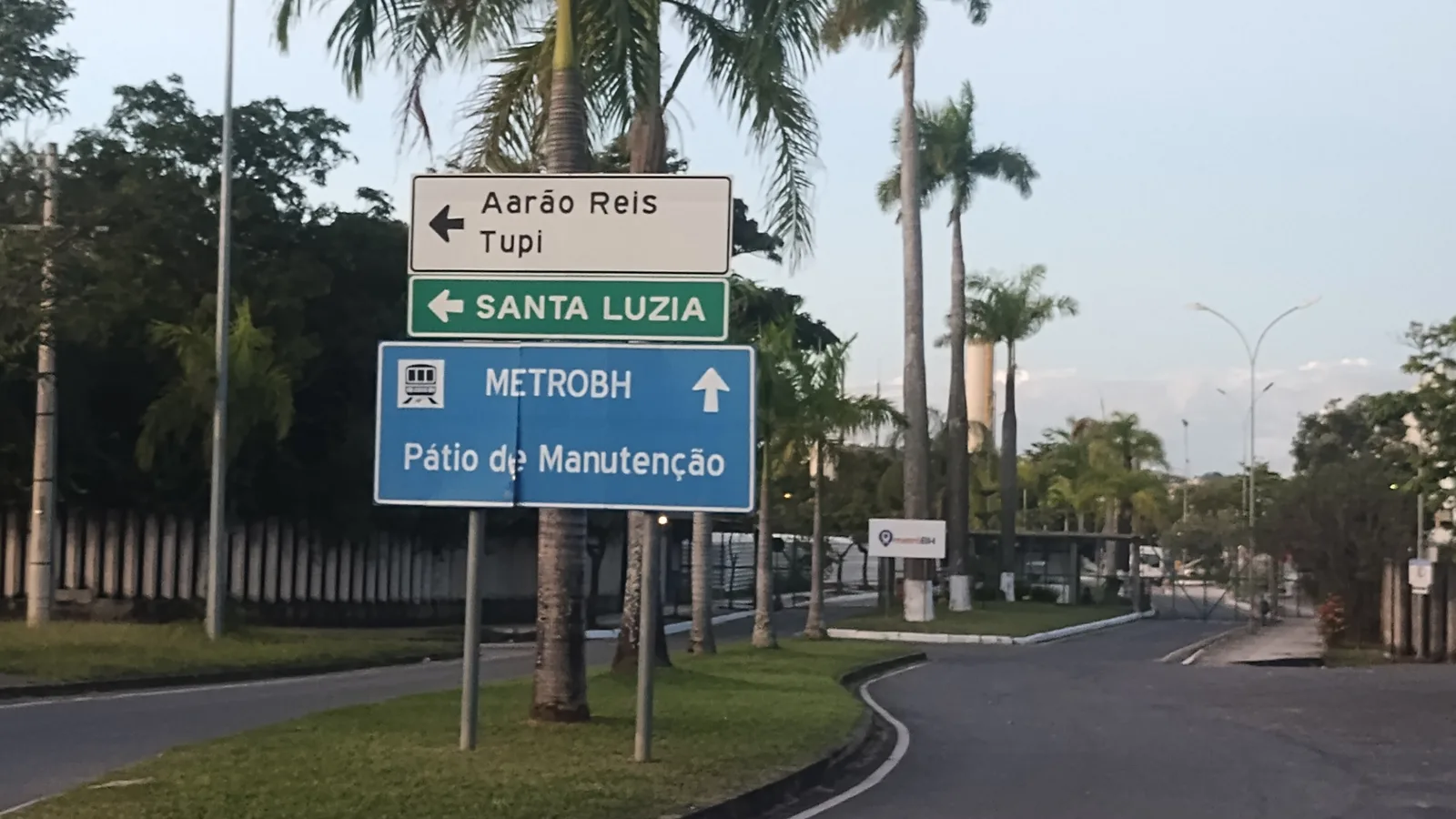 Placa na entrada do pátio de manutenção do Metrô BH em São Gabriel