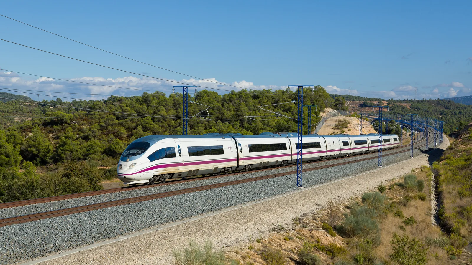 Trem AVE da Renfe em linha de alta velocidade na Espanha