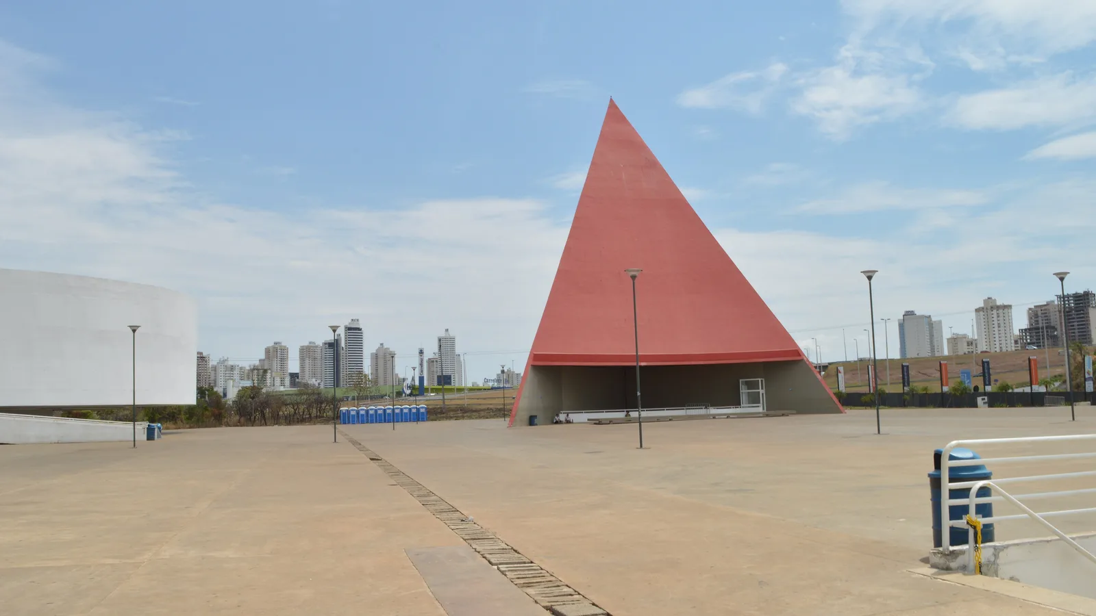 Pirâmide vermelha do Centro Cultural Oscar Niemeyer, em Goiânia