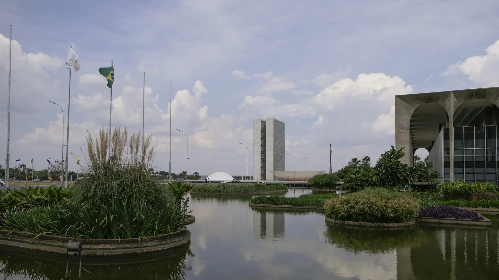 Esplanada dos Ministérios com o Congresso Nacional ao fundo, em Brasília