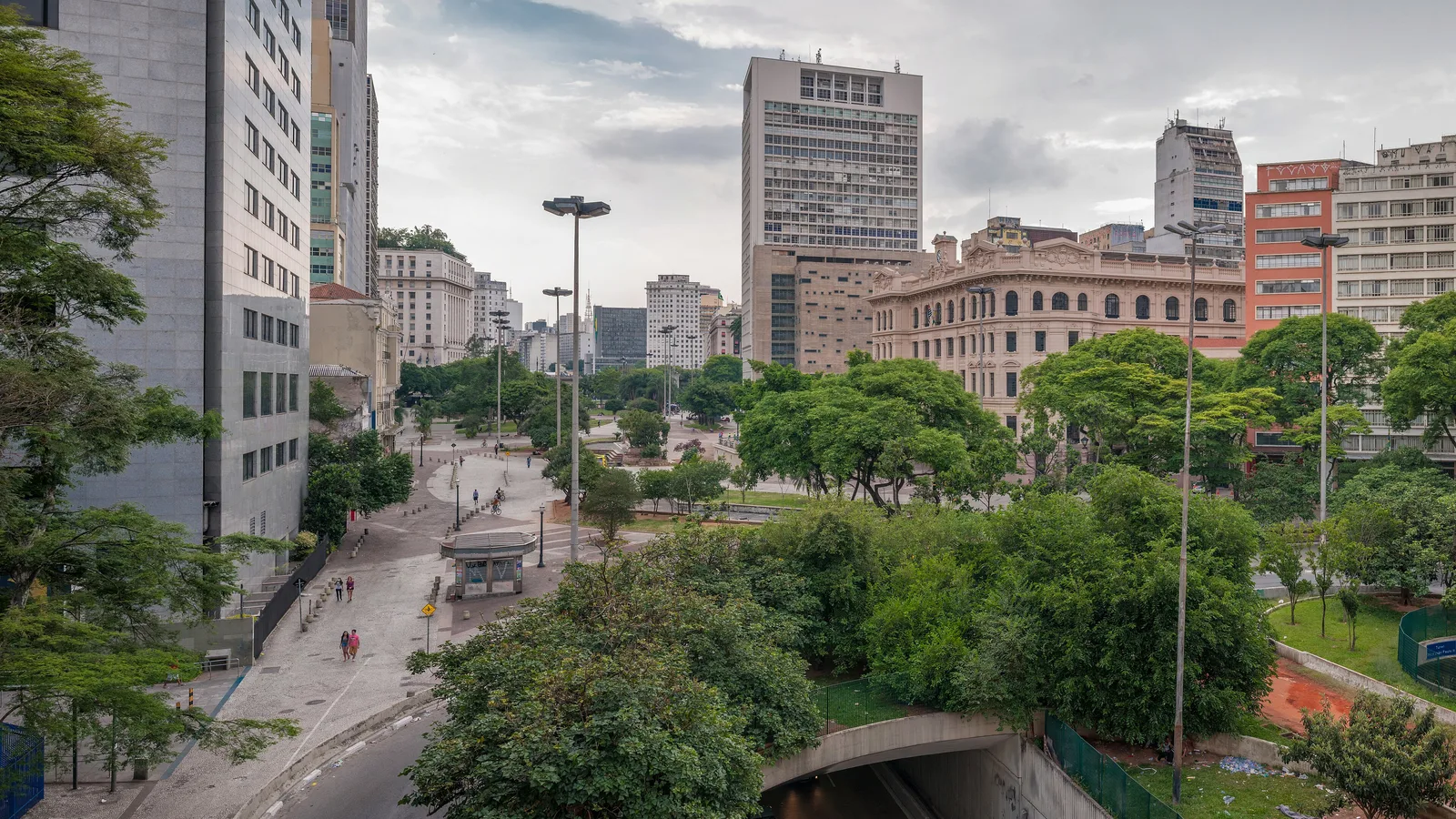 Vale do Anhangabaú e a entrada do túnel, no centro de São Paulo
