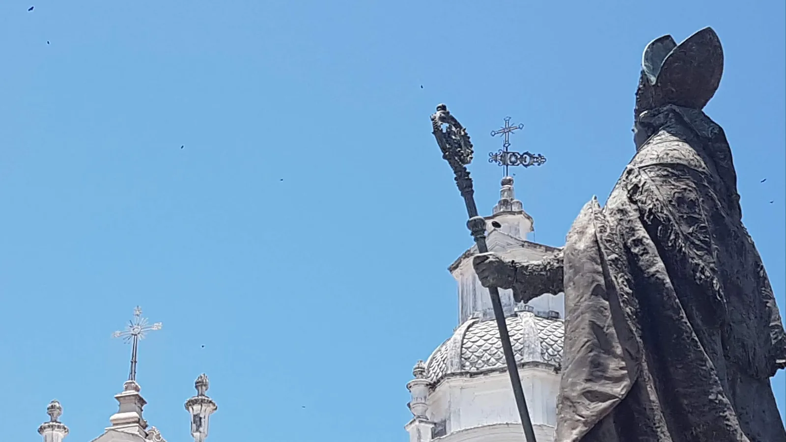 Estátua de bispo diante das torres da Catedral Metropolitana de Belém, de onde sai o Círio
