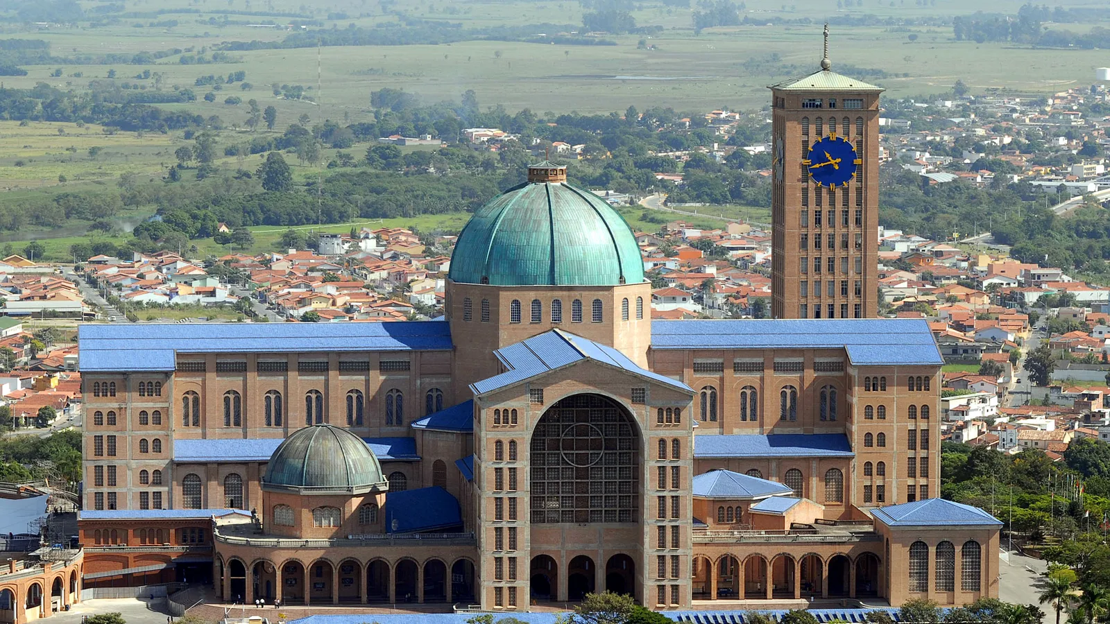 Santuário Nacional de Aparecida visto do alto, em Aparecida (SP)