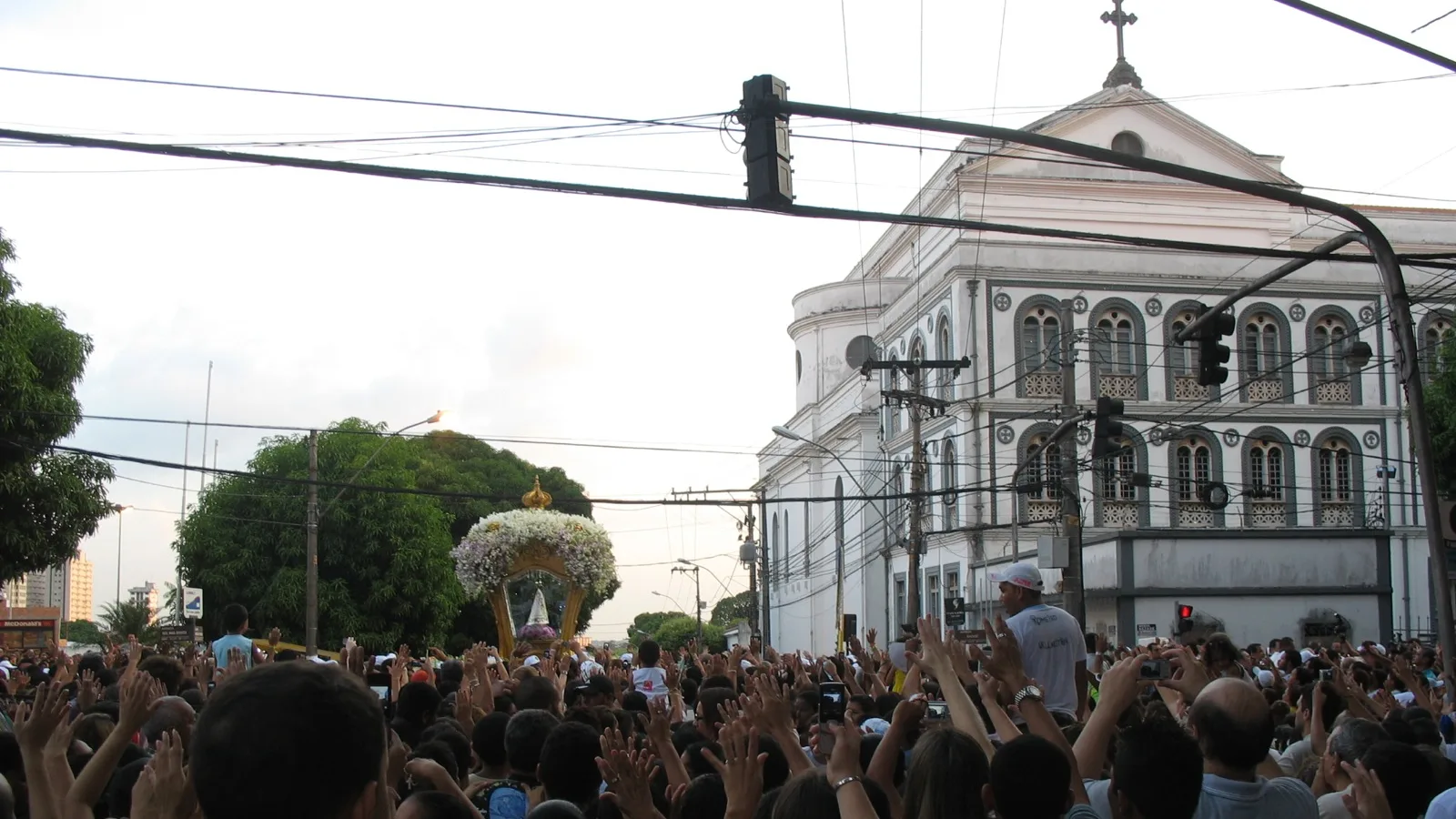 Multidão acompanha a berlinda de Nossa Senhora de Nazaré na Avenida Nazaré, em Belém