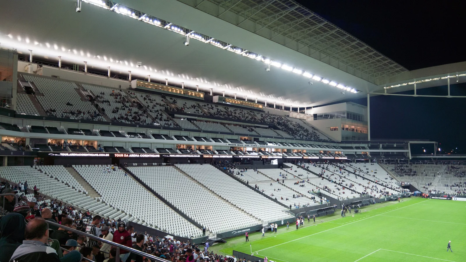 Neo Química Arena, em Itaquera, casa do Corinthians, à noite