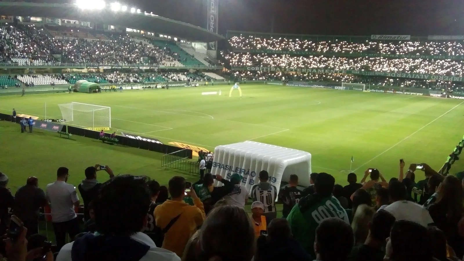 Estádio Couto Pereira, em Curitiba, com a torcida acendendo as lanternas dos celulares