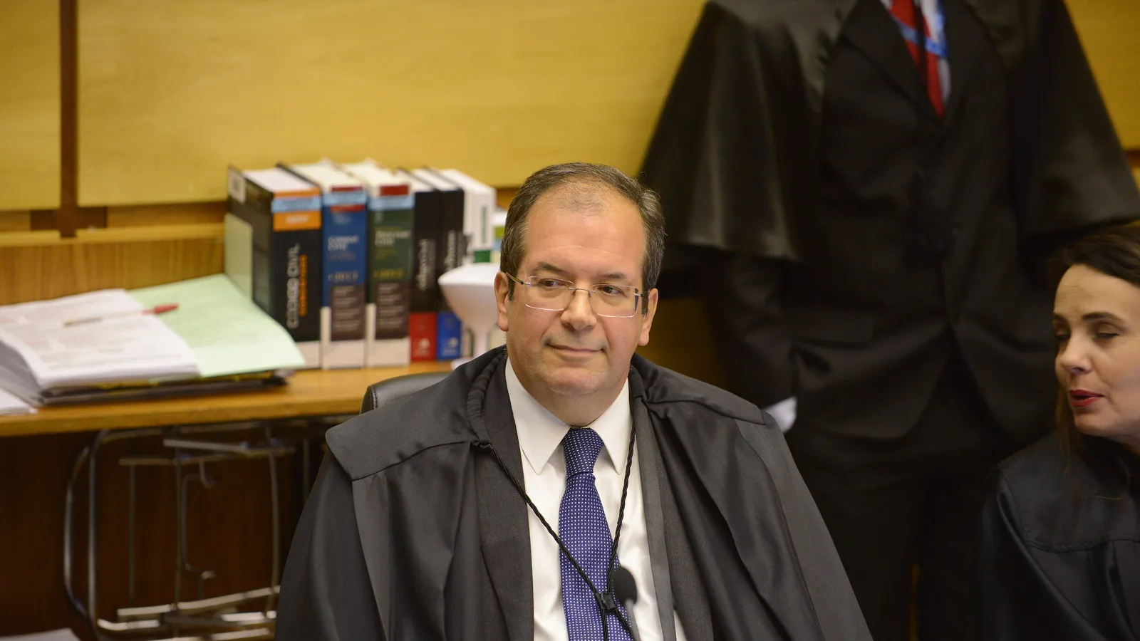 O ministro Ricardo Villas Bôas Cueva, de toga, em sessão no Superior Tribunal de Justiça
