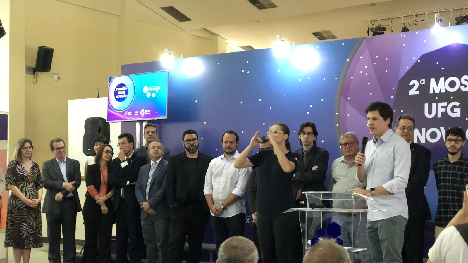 Daniel Vilela (MDB), governador de Goiás, discursa ao microfone em evento na UFG