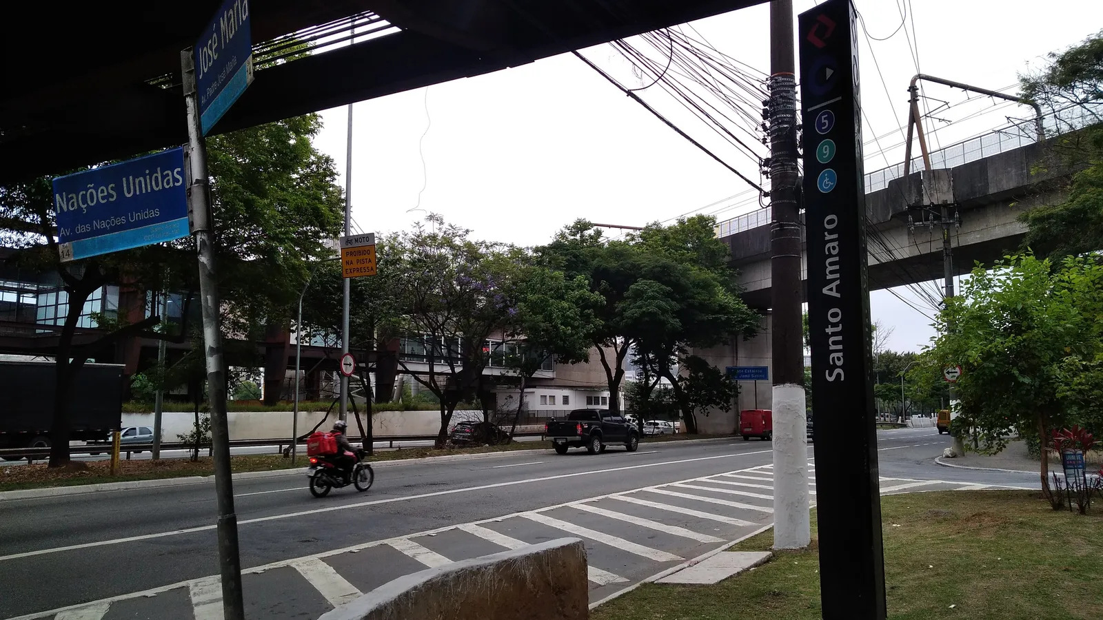 Avenida Padre José Maria, em Santo Amaro, com a via elevada do trem ao fundo