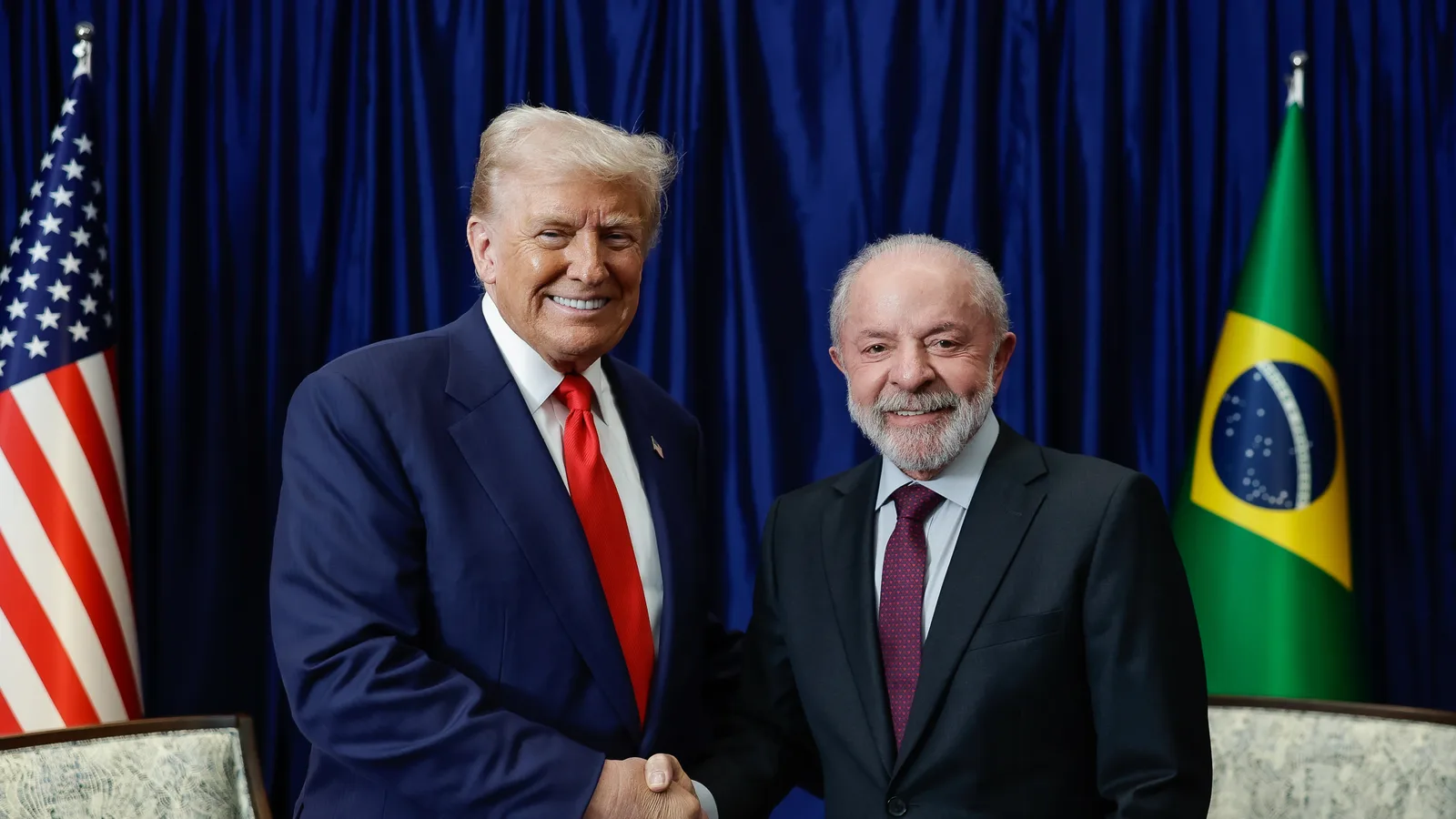 Lula aperta a mão de Donald Trump em Kuala Lumpur, na Malásia, em outubro de 2025