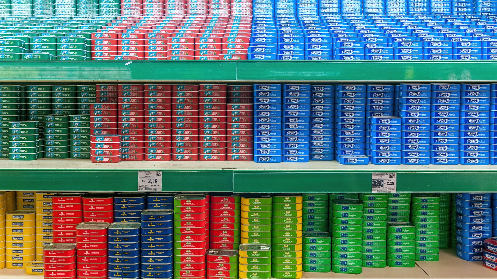 Prateleiras de enlatados coloridos em supermercado do Recife