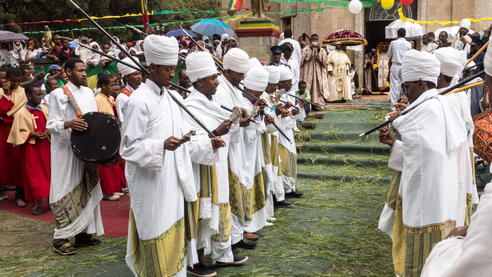 Padres da Igreja Ortodoxa Tewahedo Etíope diante da igreja de Santa Maria, em Adis Abeba (foto de arquivo)