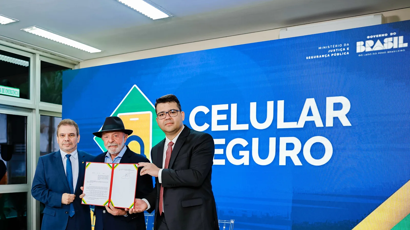 Lula, de chapéu, em anúncio do programa Celular Seguro, em São Paulo
