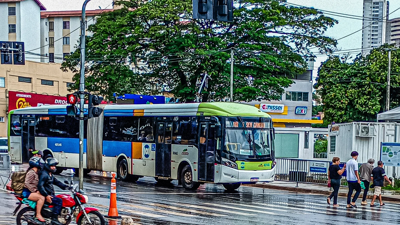 Ônibus do Eixo Anhanguera numa avenida de Goiânia