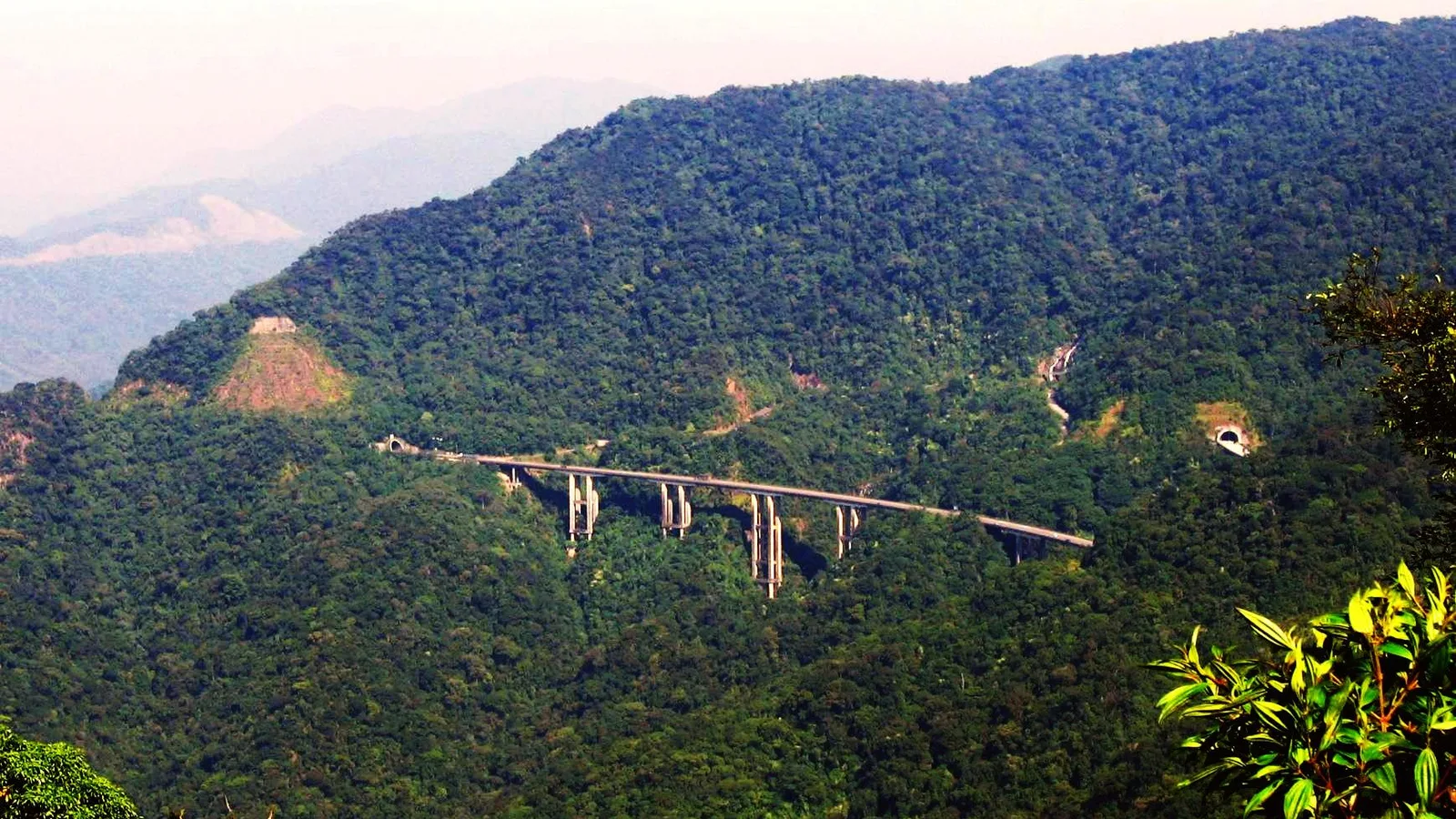 Rodovia dos Imigrantes, uma das ligações da capital com a Baixada Santista