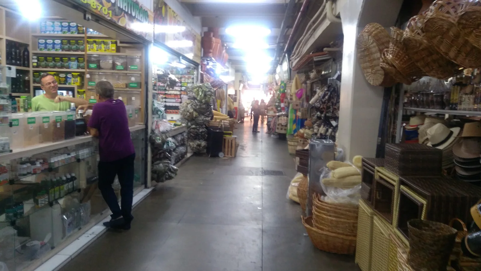 Corredor do Mercado Central de Goiânia com bancas de artesanato e produtos regionais