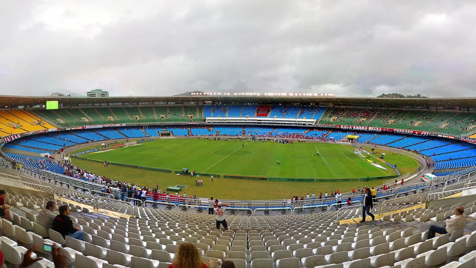 Vista interna do Maracanã com o gramado e as arquibancadas