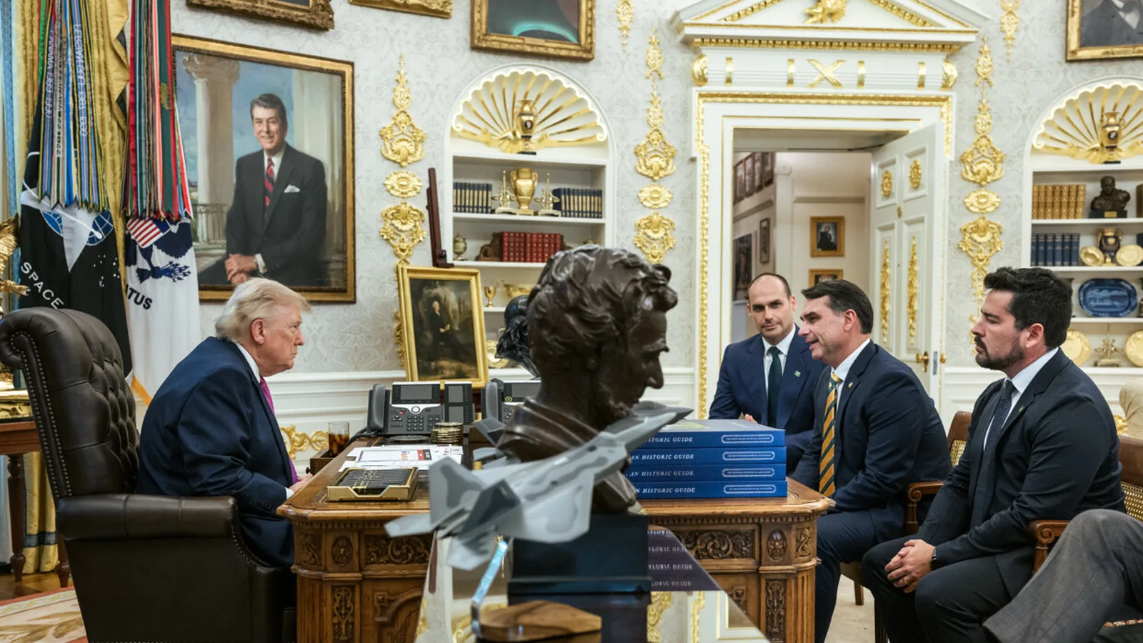Flávio Bolsonaro, Eduardo Bolsonaro e Paulo Figueiredo com Donald Trump, em maio de 2026