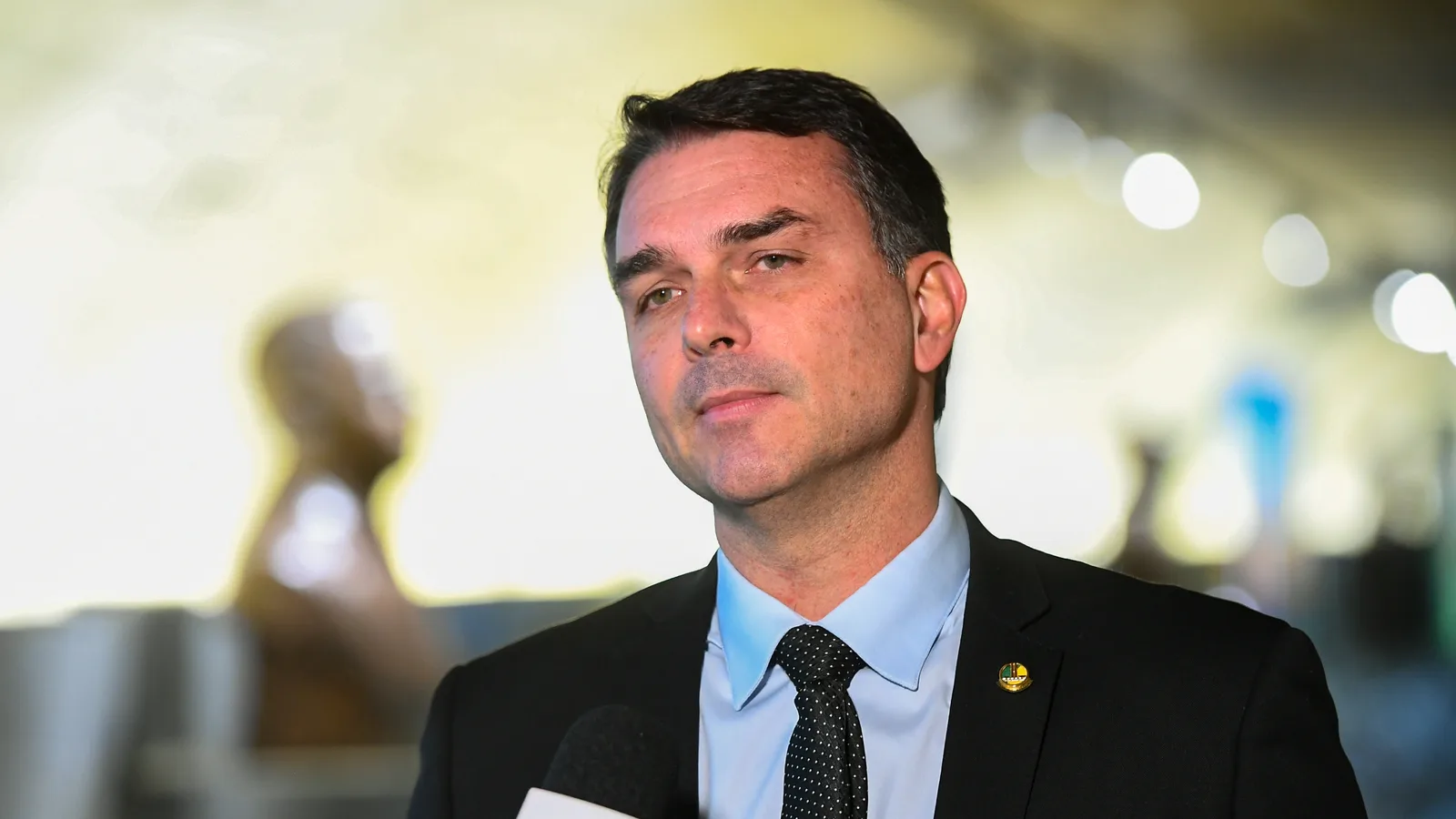 Flávio Bolsonaro dá entrevista no Senado, em junho de 2025