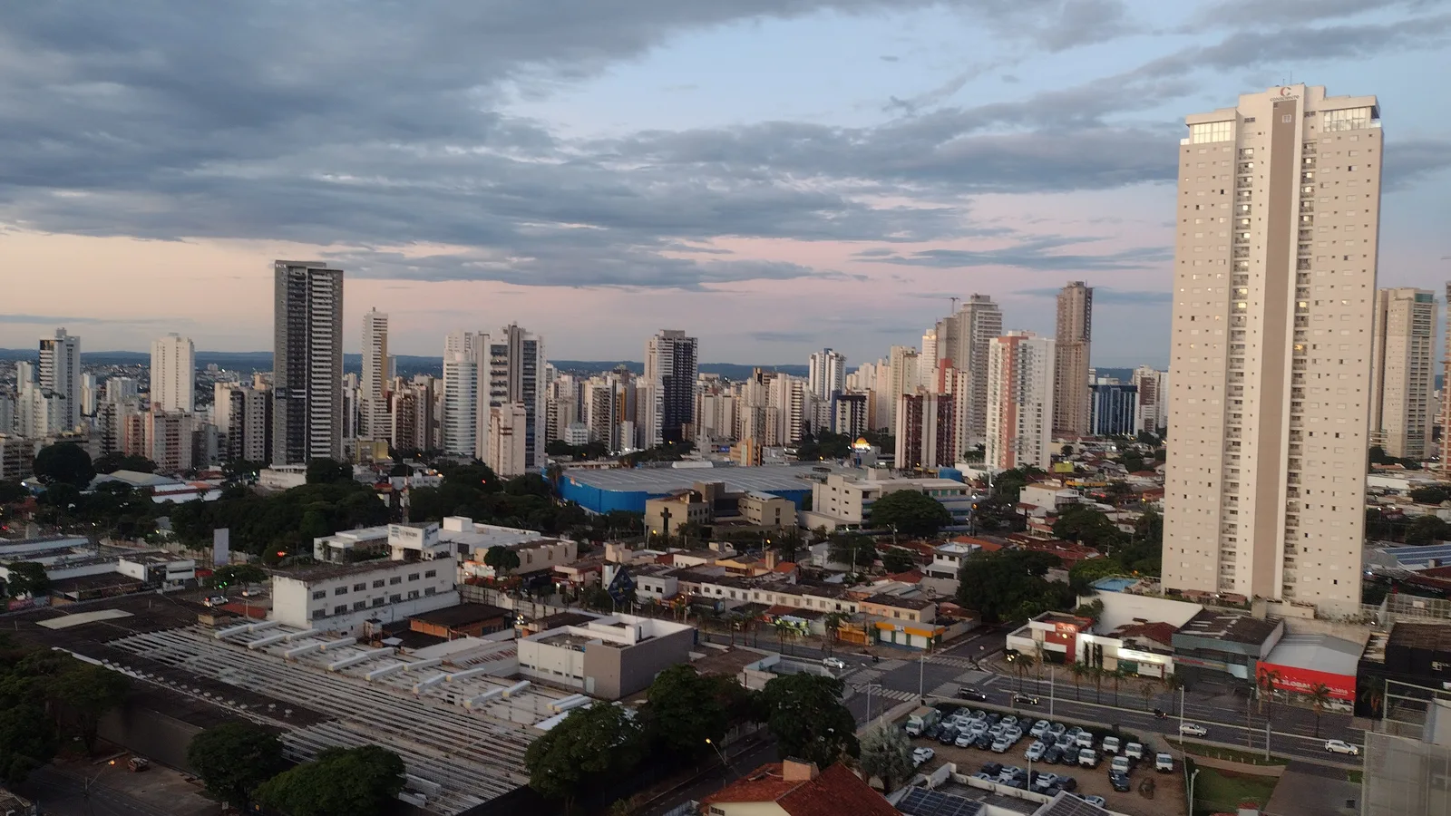 Prédios dos setores Bueno e Oeste, em Goiânia, sob céu nublado