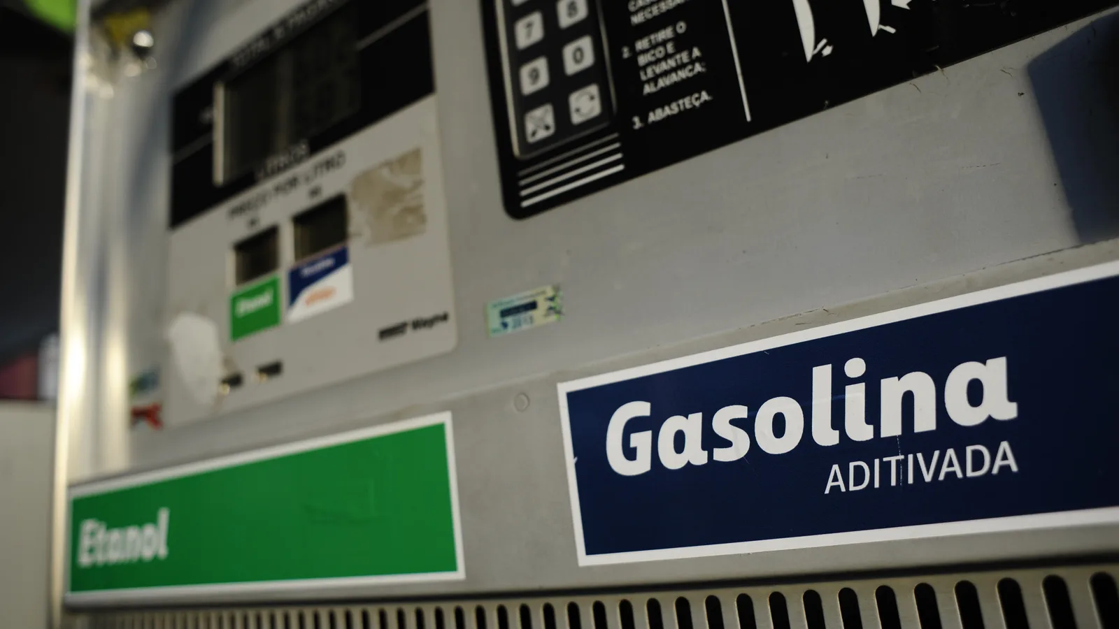 Bomba de combustível com as placas de gasolina aditivada e etanol em posto de Brasília