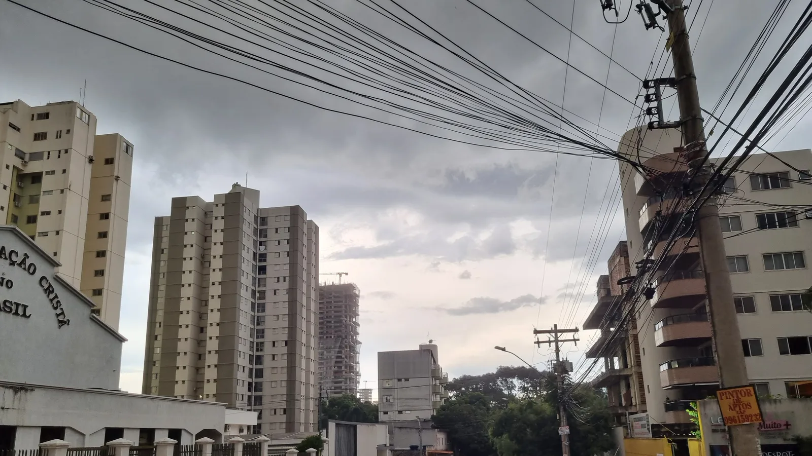 Céu carregado sobre a Rua S-6, no Setor Bela Vista, em Goiânia