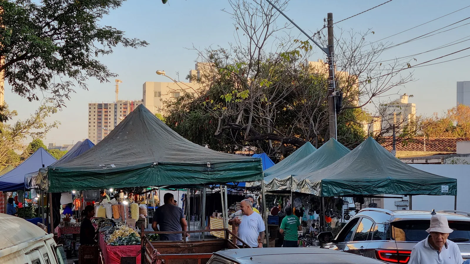 Feira livre no bairro Aeroporto, em Goiânia, com barracas de hortifrúti