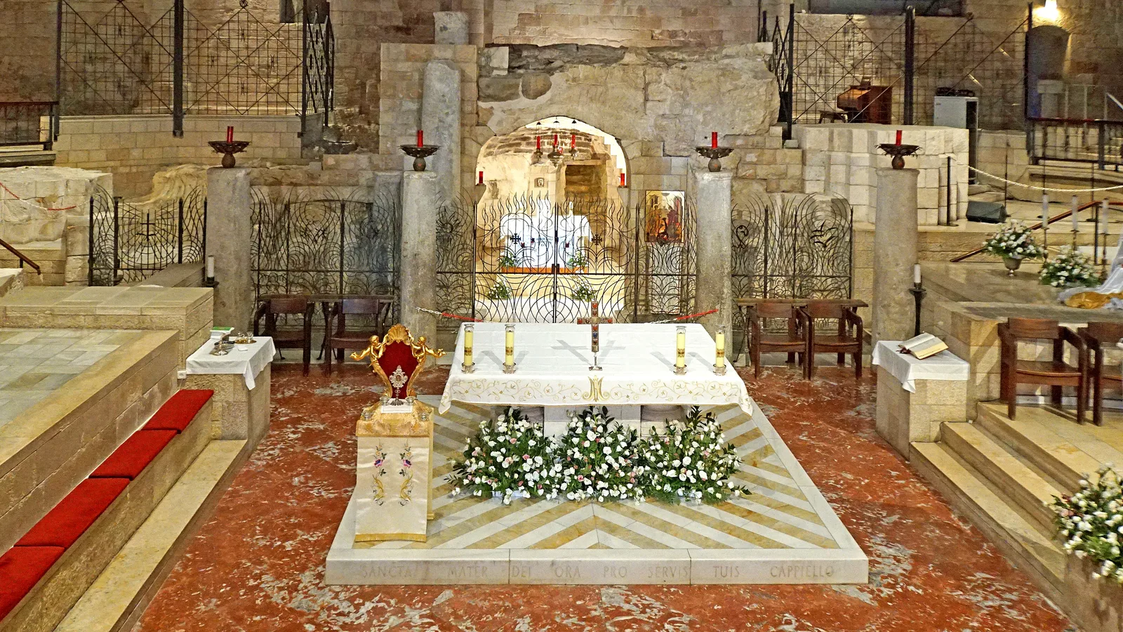 A Gruta da Anunciação, na Basílica da Anunciação, em Nazaré (Israel), de onde vem o fragmento de pedra levado a Goiânia