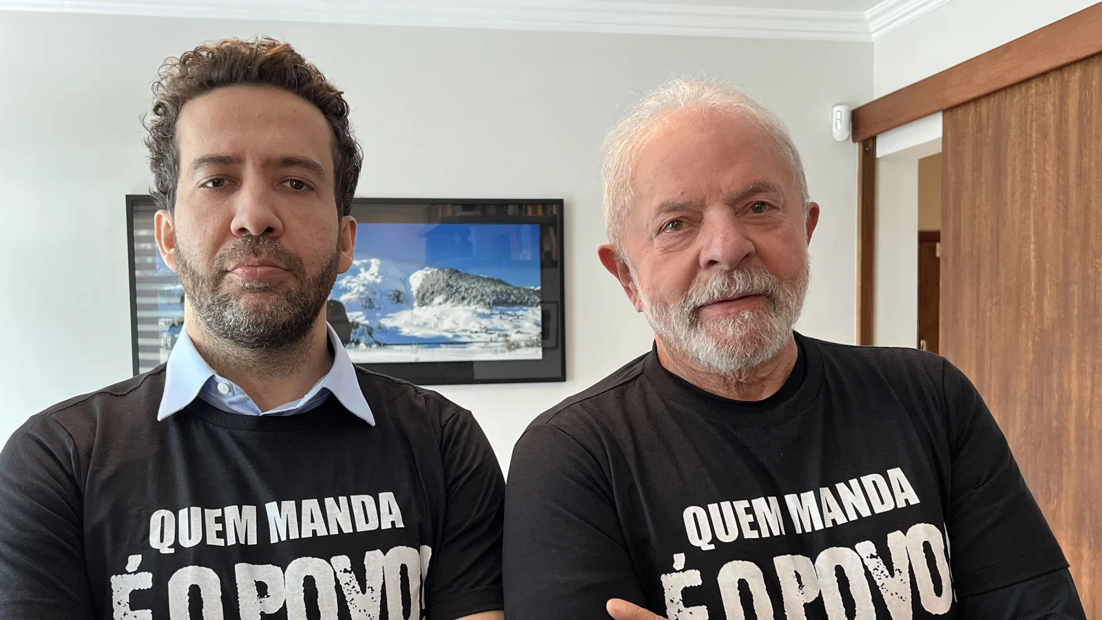 André Janones, à esquerda, ao lado de Lula em live de agosto de 2022