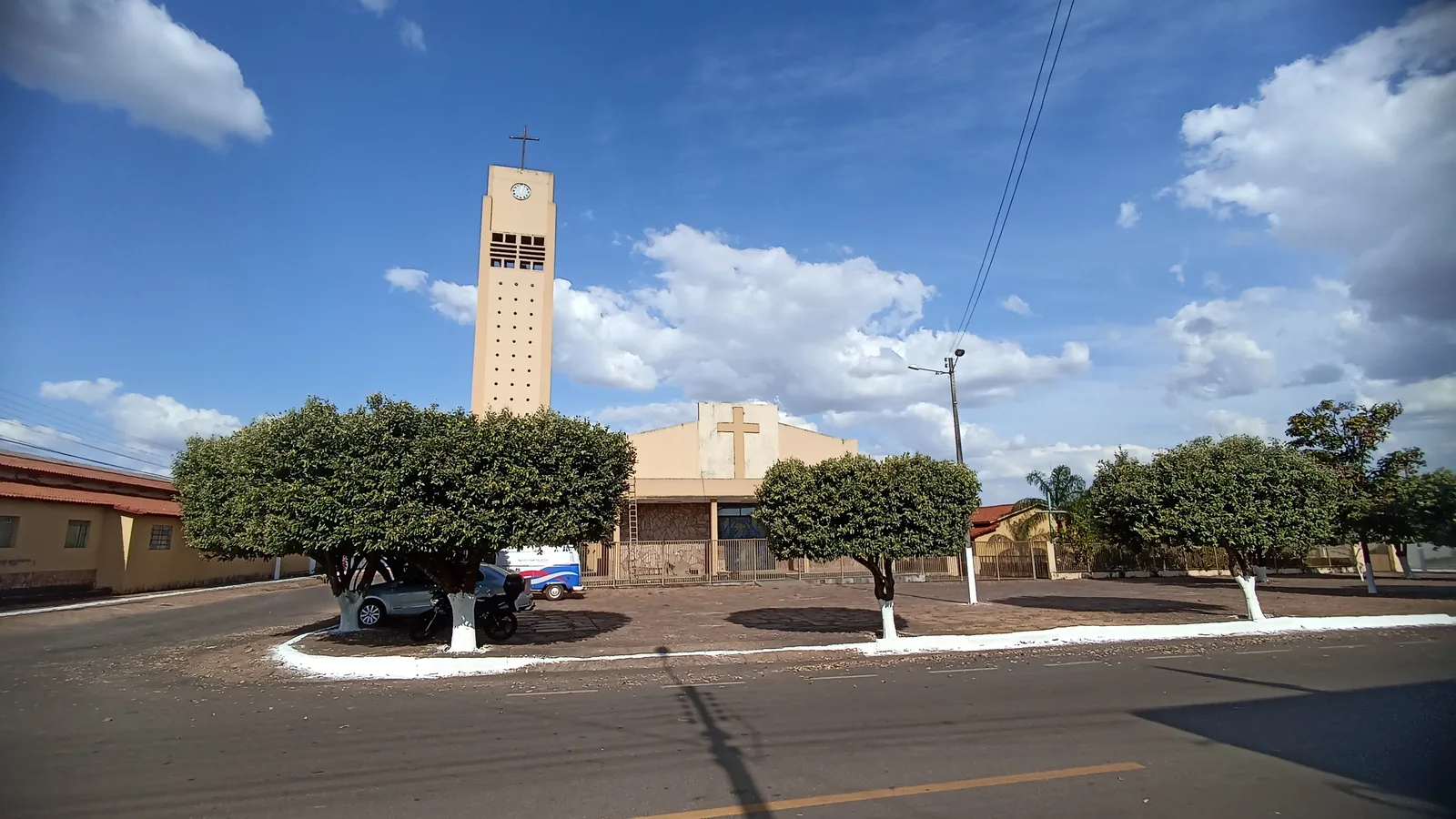 Praça e Igreja Matriz de Firminópolis, no oeste de Goiás