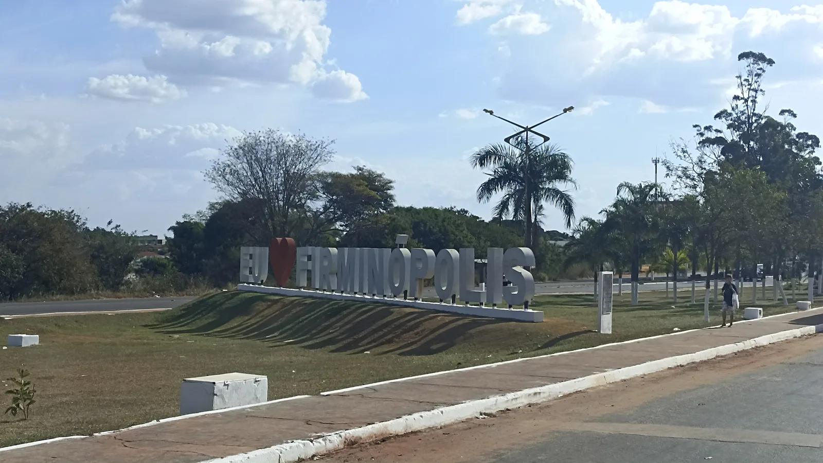 Letreiro Eu amo Firminópolis na entrada da cidade, no oeste de Goiás