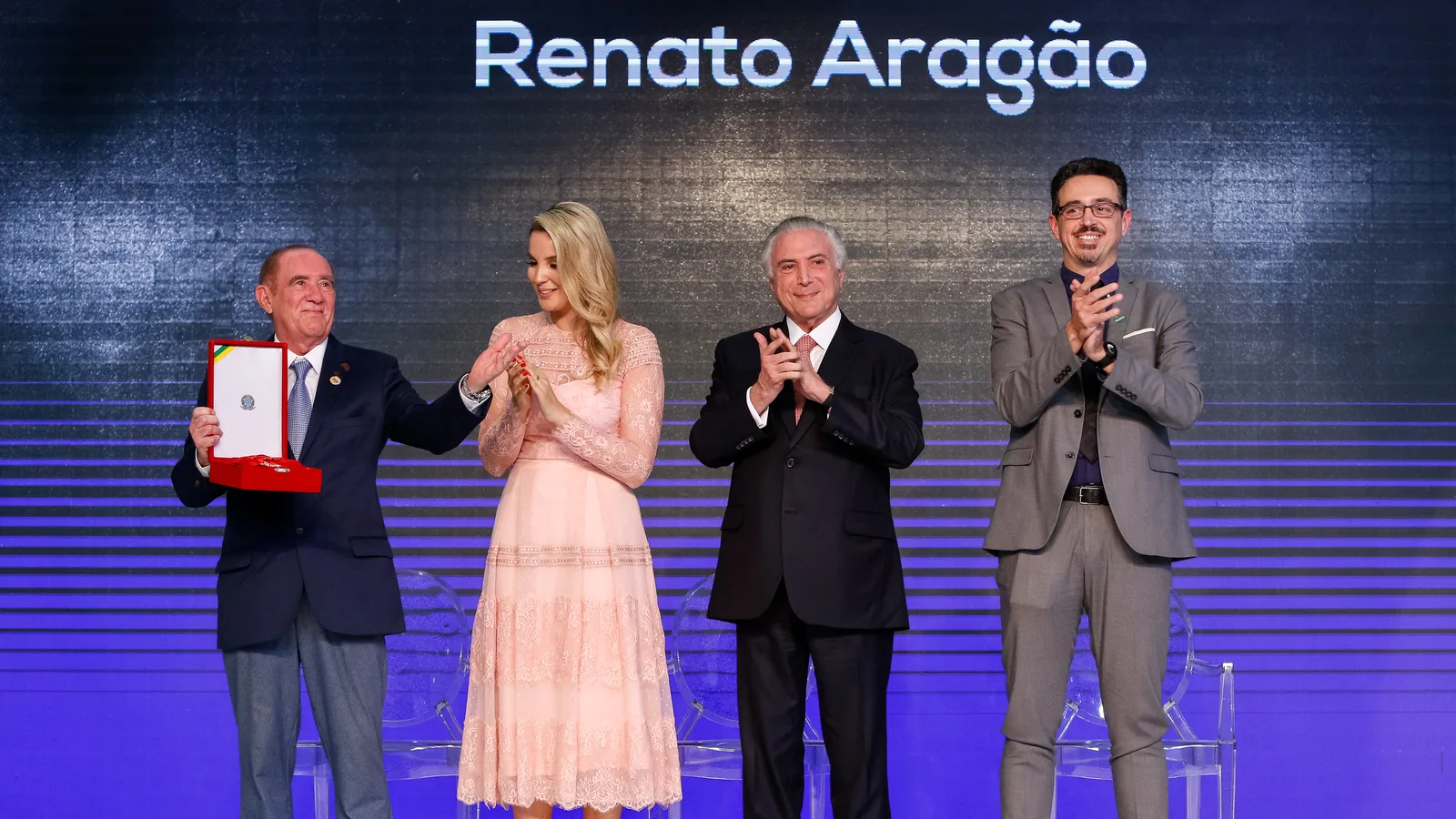 Renato Aragão, à esquerda, segura a insígnia da Ordem do Mérito Cultural em cerimônia em Brasília