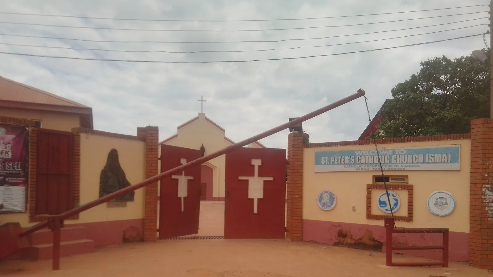 Portão da Igreja Católica de São Pedro em Sabon Tasha, Kaduna