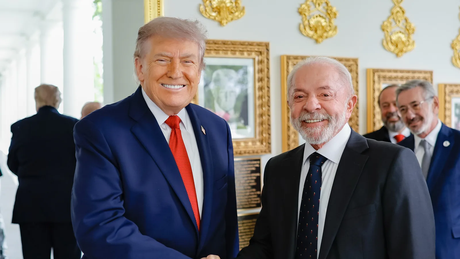Lula cumprimenta Donald Trump na Casa Branca