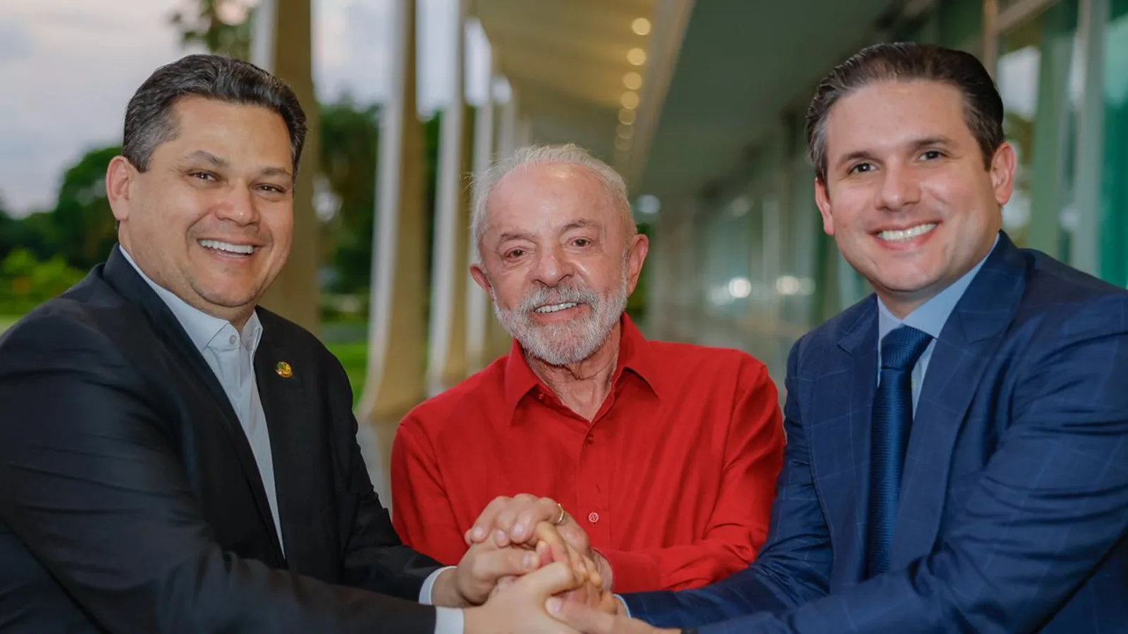 Davi Alcolumbre, Lula e Hugo Motta de mãos dadas na varanda do Palácio da Alvorada