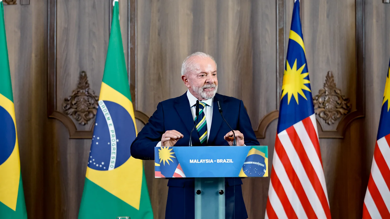 O presidente Lula discursa em entrevista coletiva