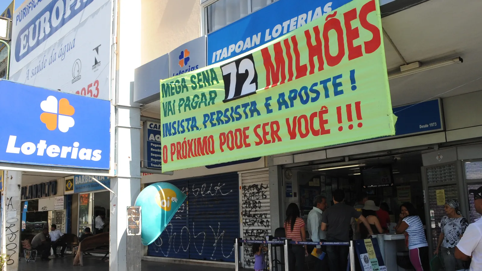 Casa lotérica em Brasília com faixa anunciando prêmio acumulado da Mega-Sena