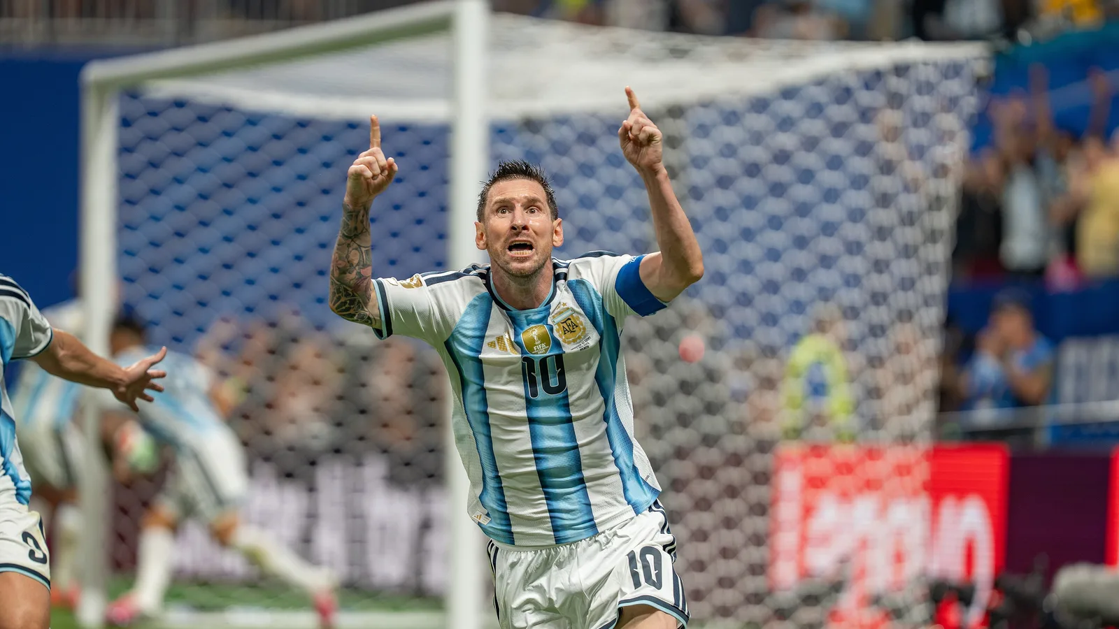 Lionel Messi comemora gol com a camisa da Argentina