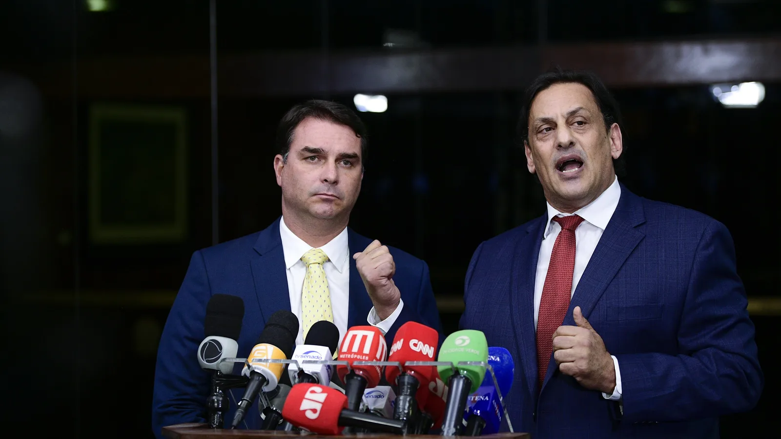 Flávio Bolsonaro em entrevista coletiva no Senado ao lado do advogado Frederick Wassef, em 2021