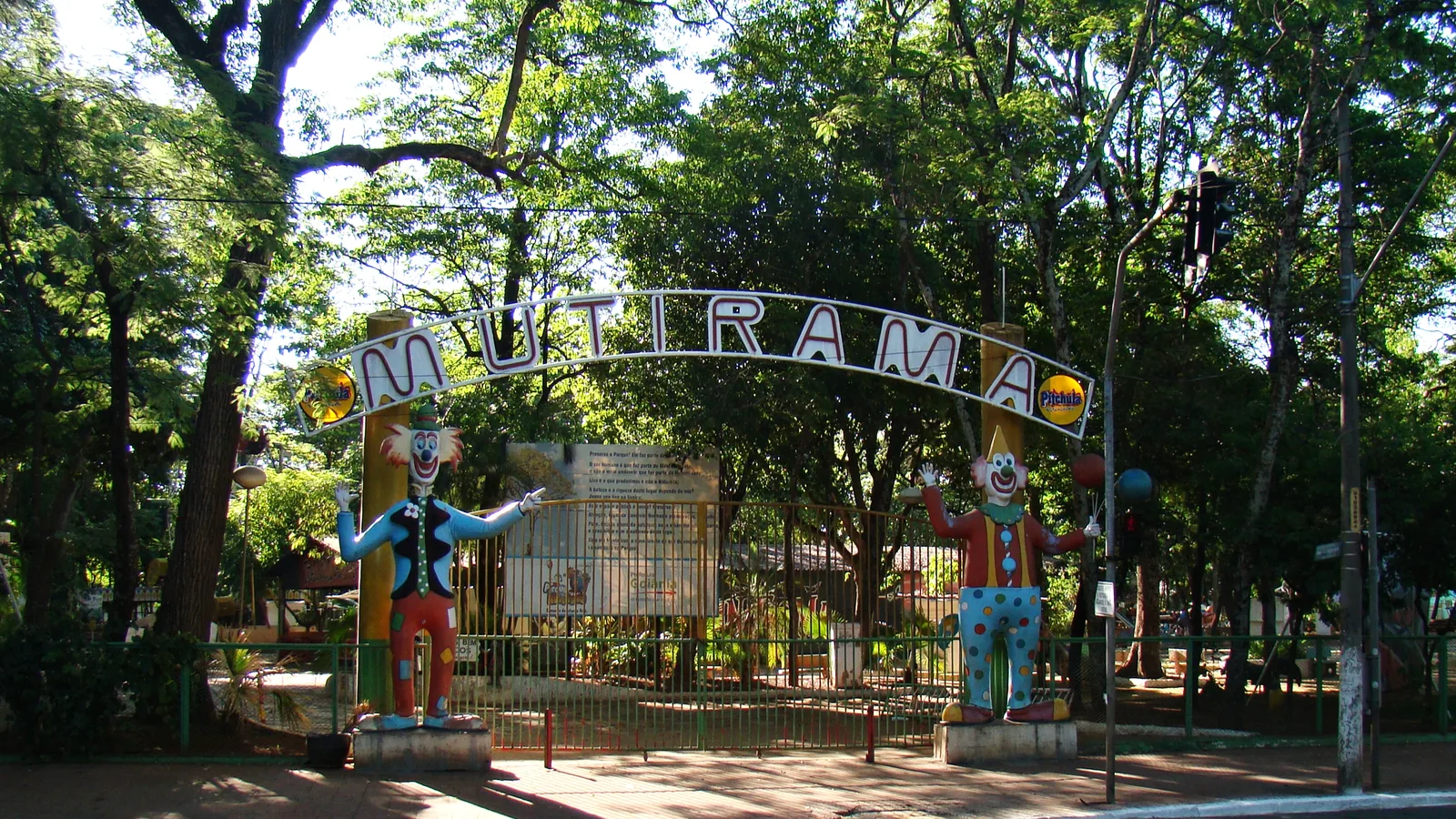 Portaria do Parque Mutirama, com o letreiro e dois palhaços, no Centro de Goiânia