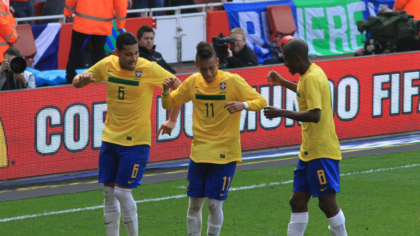 Neymar comemora gol pela seleção brasileira, em 2011