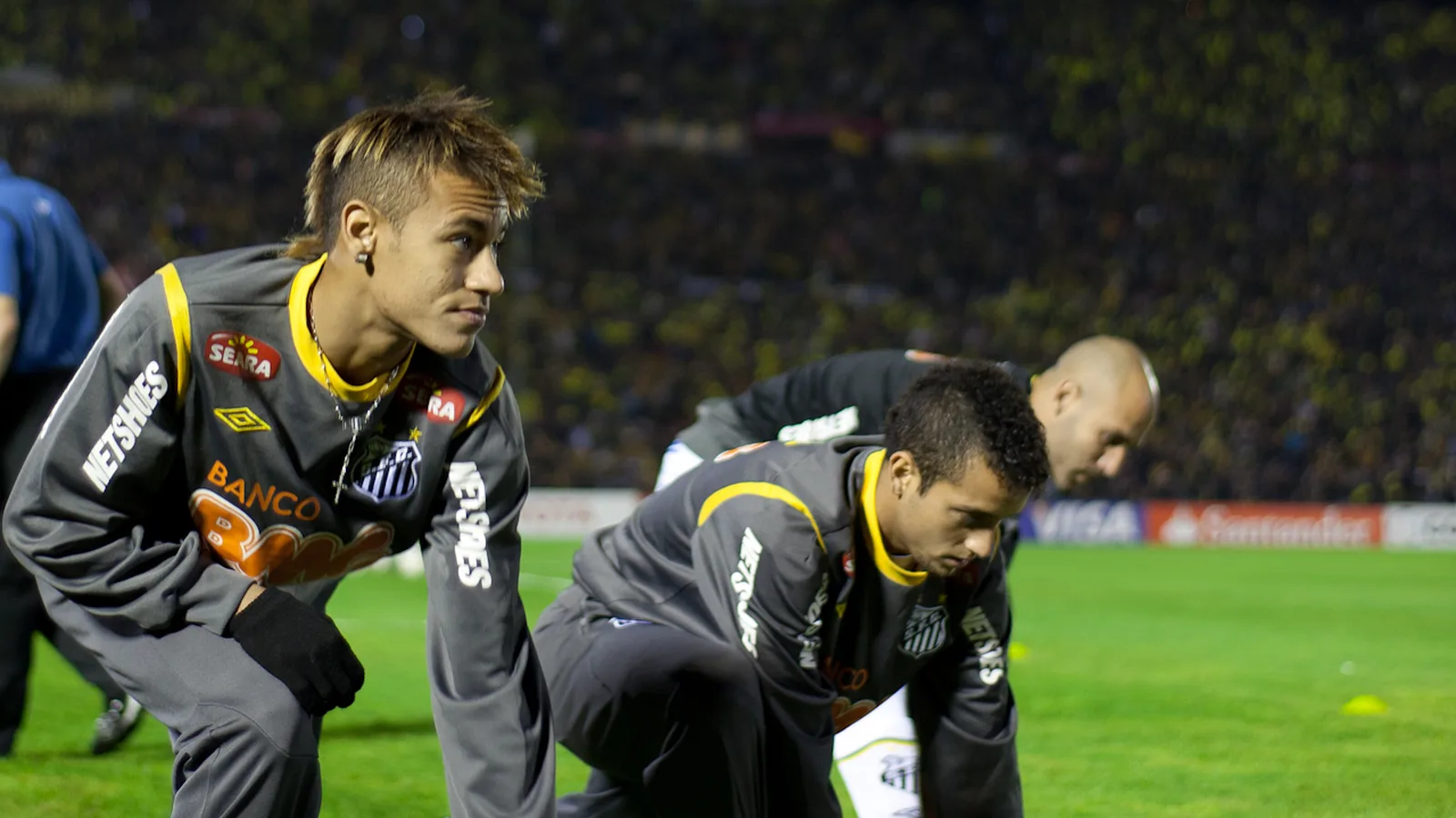 Neymar com a camisa do Santos antes da final da Libertadores de 2011, em Montevidéu