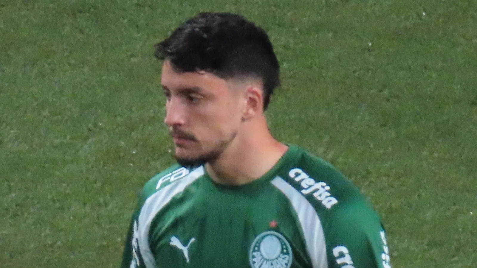 Piquerez, capitão do Palmeiras, de uniforme verde em campo