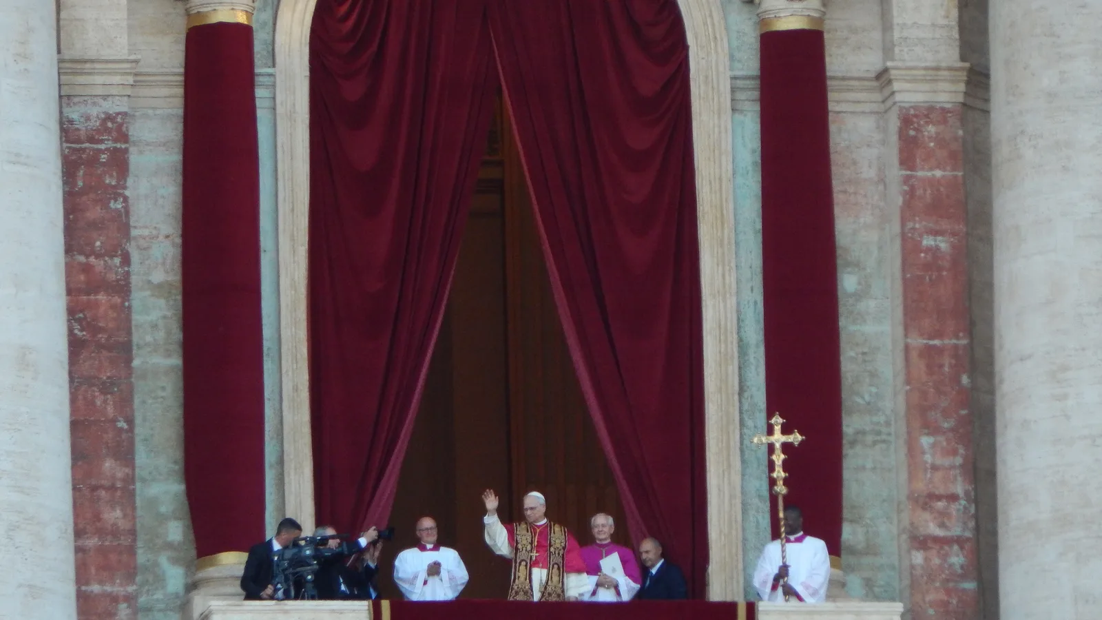 Papa Leão XIV acena da sacada da Basílica de São Pedro