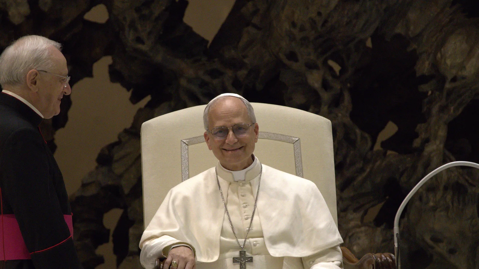 Papa Leão XIV sentado, sorrindo, durante audiência no Vaticano