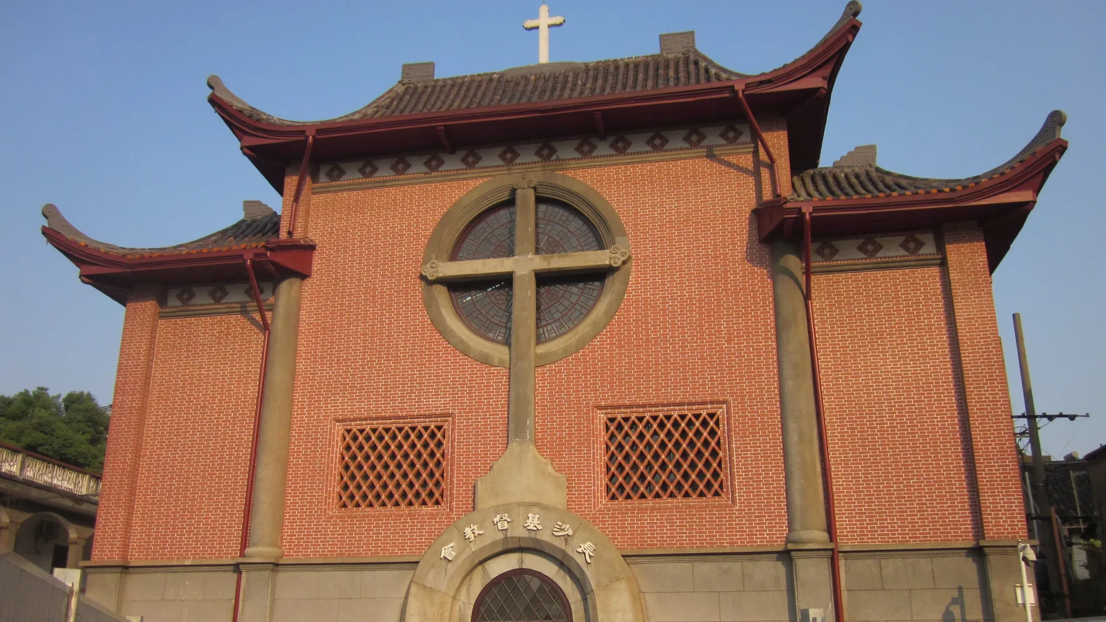 Fachada de igreja cristã em Changsha, na China, com cruz no topo e telhado em estilo chinês