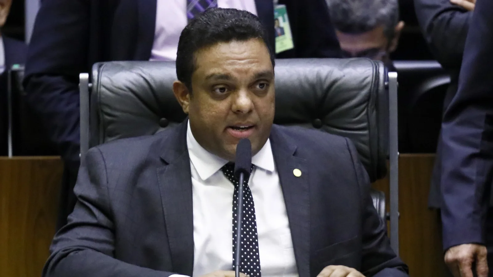 O deputado Otoni de Paula (PSD-RJ), pastor que declarou voto em Lula, em sessão da Câmara