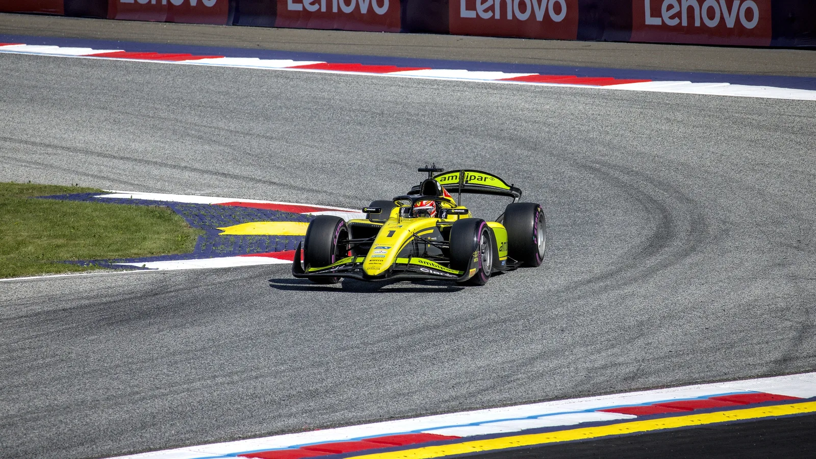 Rafael Câmara com o carro da Invicta na Fórmula 2, na Áustria, em junho de 2026